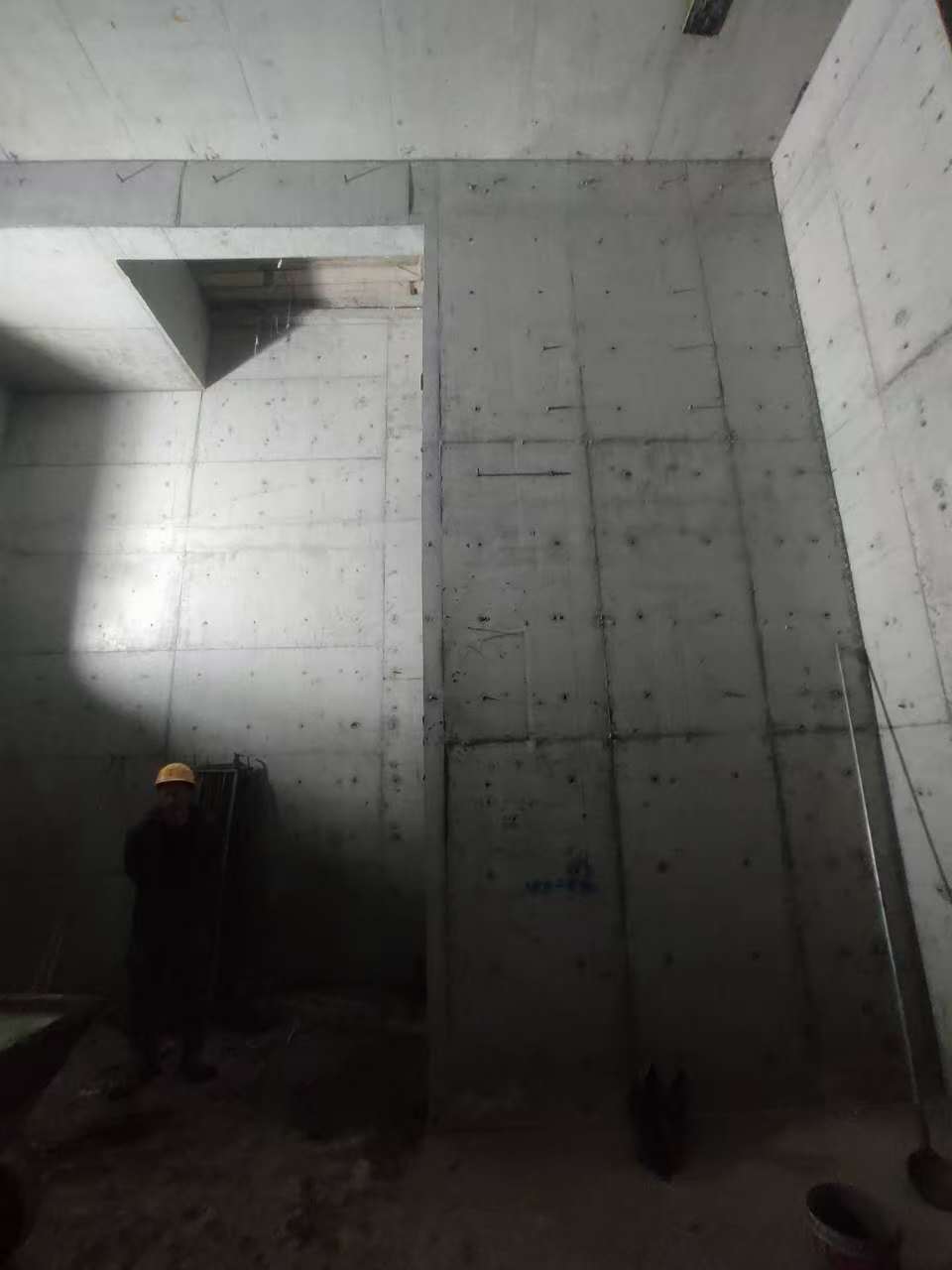 井陉墙上开槽钢筋断了有影响吗
